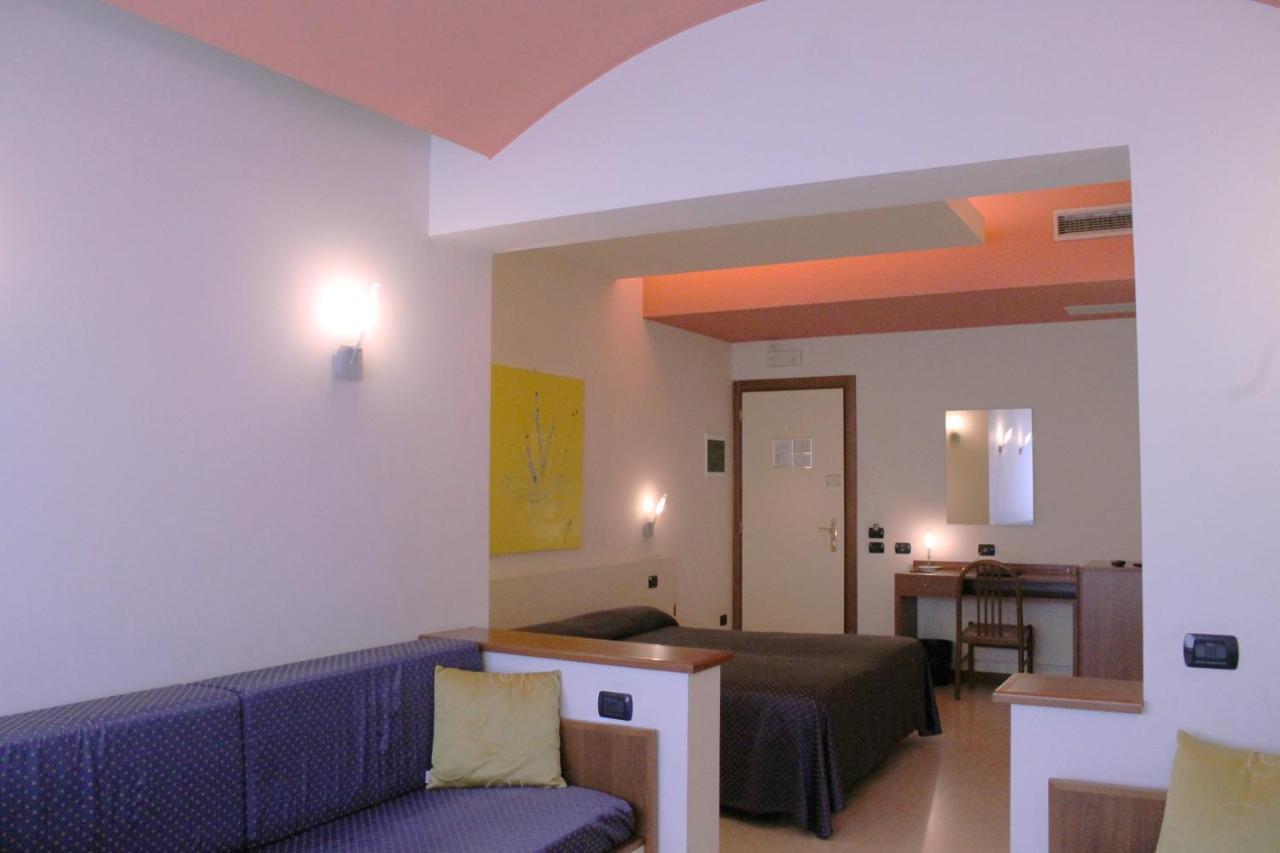 Hotel Oasi Tortona Exterior photo